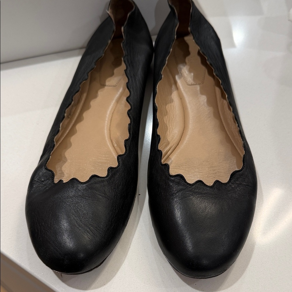 Black Chloe Women's Scalloped Ballet Flats